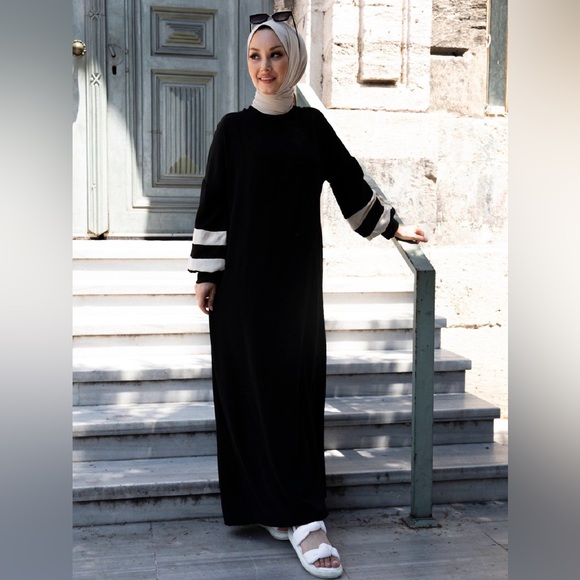 Pre-loved🖤🖤Elegant Black and White Striped Sleeve Dress - Picture 3 of 15